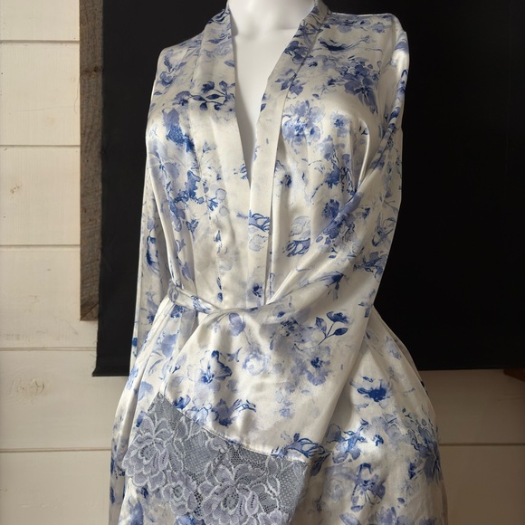 La Vie En Rose White Satin Floral Robe with Blue Print - Picture 3 of 5
